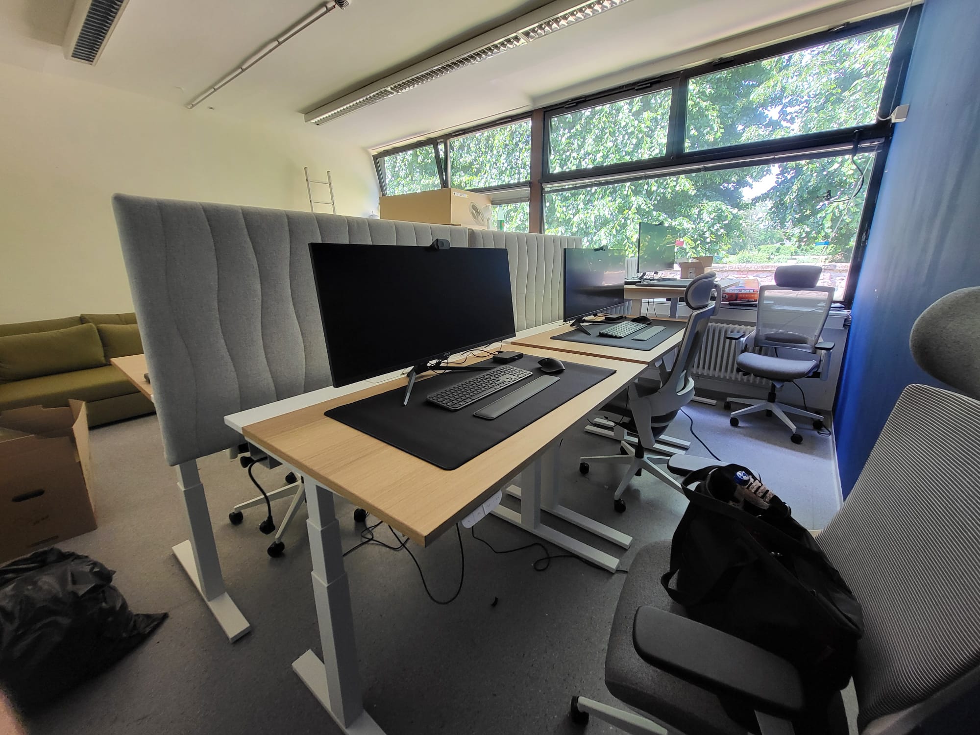 LAUNCH Starthub mit ausgestatteten Arbeitsplätzen und Sitzecke
